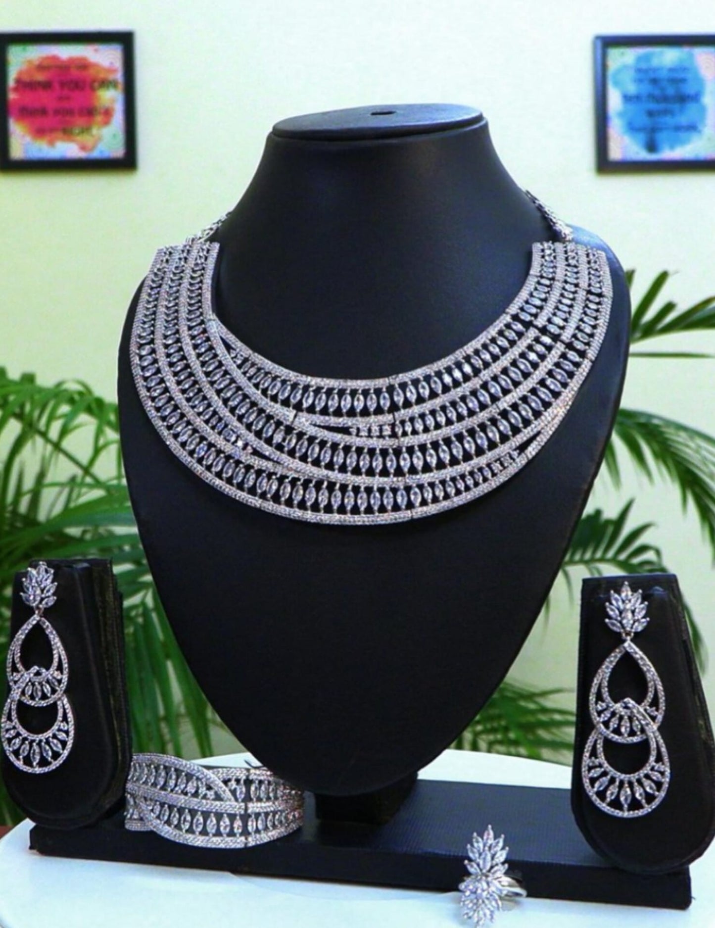 Queen Geraldine Luxury Jewelry Set with Gemstone